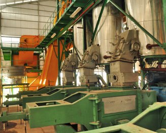 Palm oil mill equipment arranged for continuous processing and material flow